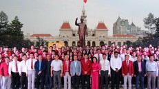 Lãnh đạo Thành phố Hồ Chí Minh cùng đoàn thể thao tại lễ dâng hoa tượng đài Chủ tịch Hồ Chí Minh. Ảnh: Thanh Niên