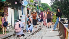 Bộ GTVT yêu cầu Hà Nội sớm di dời phố cà phê đường tàu