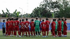 Đội tuyển U22 Việt Nam có buổi tập làm quen sân Binan Football. Ảnh: VFF