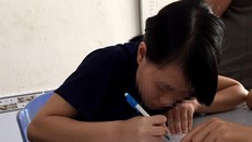 Em N.T.H. viết đơn trình báo sự việc. Ảnh: Zing