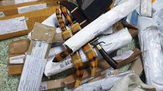 Vận chuyển hơn 1.000 hung khí qua đường bưu điện