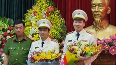 Đại tá Vũ Hồng Văn (phải) và thượng tá Nguyễn Xuân Thao (trái) nhận nhiệm vụ mới - Ảnh: Tuổi Trẻ Online