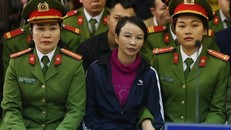 Mẹ nữ sinh giao gà bật khóc tại tòa khi nhắc tới con gái 