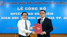 Bộ trưởng Bộ Nội vụ Lê Vĩnh Tân trao quyết định cho PGS.TS Nguyễn Minh Tâm.