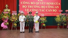 Trung tướng Lương Tam Quang trao quyết định và chúc mừng Đại tá Lê Văn Tuyến và Đại tá Hồ Văn Mười.