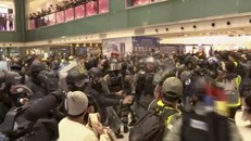 Cảnh sát Hong Kong lại đụng độ với người biểu tình