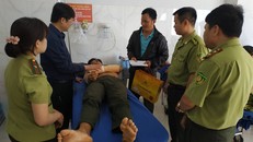 Cán bộ kiểm lâm Y Thông Chỉ Byă đã bị các đối tượng lâm tặc chém đứt gân tay. Ảnh: Zing