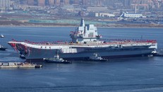 Máy bay phản lực Trung Quốc cất cánh từ tàu sân bay Sơn Đông 