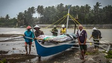 Ngư dân trên đảo Samar đem thuyền đi sơ tán do ảnh hưởng của bão Phanfone. Ảnh: AFP
