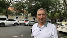 Cựu chiến binh Mỹ John Rockhold hiện sinh sống tại một căn hộ chung cư ở thành phố Hồ Chí Minh cùng vợ Việt Nam và hai con. Ảnh: Ralph Jennings/For The Times