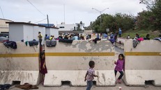 Những đứa trẻ dạo chơi tại trại tị nạn Matamoros. Nguồn: The Intercept