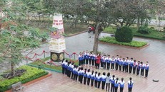 Cột mốc chủ quyền Trường Sa trong khuôn viên Trường Trung học cơ sở Kim Liên. Ảnh: TTXVN