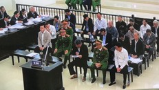 Bị cáo Phan Xuân Ít tự bào chữa tại tòa. Ảnh: Thanh Niên