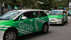Taxi công nghệ được lựa chọn 'đeo mào' hoặc dán chữ phản quang lên kính