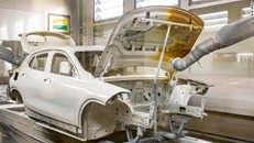 Khoảng 9.000 người và hơn 3.000 máy móc, robot và hệ thống giao thông tự trị làm việc trong nhà máy Regensburg của BMW.