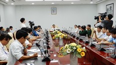 Chủ tịch UBND TP Đà Nẵng chủ trì cuộc họp triển khai các phương án xử lý liên quan đến tình hình nhiễm virus corona. Ảnh: VietNamNet