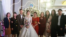 Phan Văn Đức hạnh phúc bên cô dâu xinh đẹp Nhật Linh trong ngày cưới