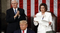 Chủ tịch Hạ viện Nancy Pelosi thẳng tay xé bài phát biểu của Tổng thống Donald Trump. Ảnh: AP