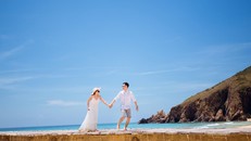 Còn gì tuyệt vời hơn khi được cùng nửa kia tay trong tay dạo khắp các thiên đường biển đảo nức tiếng trong Lễ Tình Nhân.