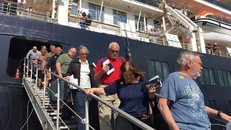 Hành khách làm thủ tục rời tàu MS Westerdam. Ảnh: Khmer Times