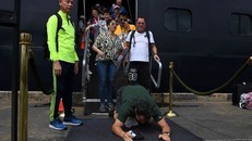 Phản ứng của một hành khách trên tàu Westerdam sau khi được đặt chân xuống lãnh thổ Campuchia. Ảnh: AFP