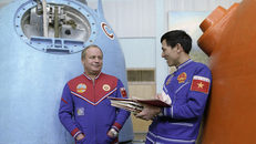 Viktor Gorbatko và Phạm Tuân trong thời gian huấn luyện tại Liên Xô trước khi thực hiện sứ mệnh Soyuz 37. Ảnh: Sputnik
