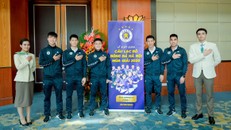 Các cầu thủ của CLB bóng đá Hà Nội chụp cùng tiếp viên hàng không Bamboo Airways.