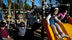 Diễn biến dịch bệnh phức tạp khiến chính phủ Nhật Bản đóng cửa các trường học. Ảnh: The New York Times