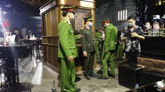 Công an quận Hoàn Kiếm kiểm tra quán bar trong khu phố cổ. Ảnh: TTXVN