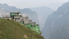 Nhà nghỉ, nhà hàng Panorama trên đèo Mã Pì Lèng. Ảnh: Tiền Phong