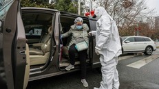 Các sản phụ sẽ được nhân viên y tế đón tận nhà tới bệnh viện. Ảnh: AFP