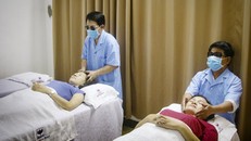 Nhân viên massage, cắt tóc hạn chế tiếp xúc quá gần với khách hàng