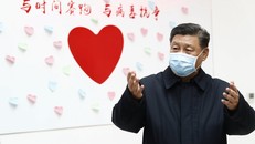 Chủ tịch Trung Quốc Tập Cận Bình đứng cạnh khẩu hiệu "Chạy đua với thời gian, chống lại virus" khi tới thị sát trung tâm kiểm soát dịch bệnh ở Bắc Kinh. Ảnh: AP