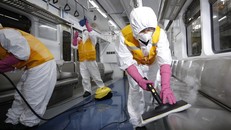 Các nhân viên vệ sinh đang lau chùi một toa tàu điện ngầm ở Seoul, Hàn Quốc. Ảnh: AP