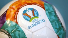 Hoãn tổ chức EURO sang hè 2021