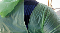 Một bác sĩ phải mặc áo mưa khi khám cho các bệnh nhân COVID-19. Ảnh: Reuters