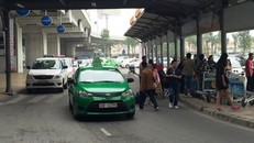 Hà Nội yêu cầu taxi dừng hoạt động đón khách tại sân bay Nội Bài