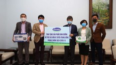 GS.TS Đặng Đức Anh - Viện trưởng Viện Vệ sinh dịch tễ Trung ương (bên phải) đại diện nhận tài trợ từ ông Phạm Tuyên – Giám đốc Kinh doanh Nội địa Vinamilk (bên trái)