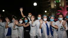 Cán bộ BV Bạch Mai vui mừng sau khi được dỡ bỏ cách ly