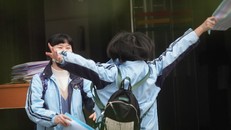 Hai nữ sinh mừng rỡ trong ngày tựu trường hôm 7/4 tại Nam Ninh, Quảng Tây. Ảnh: SIxth Tone