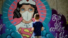 Đối với nhân loại lúc này, các nhân viên y tế đều là những người hùng. Ảnh: AFP