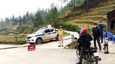 Các lực lượng thực hiện nhiệm vụ tại chốt kiểm soát dịch Covid-19 trên tuyến đường huyết mạch dẫn vào thị trấn Phố Bảng và xã Phố Là. Ảnh: Báo Hà Giang