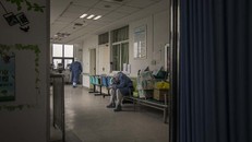 Ảnh: Bác sĩ Vũ Hán giành giật mạng sống từ tay tử thần