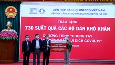 Ông Nguyễn Xuân Thắng - Chủ tịch Liên hiệp các Hội UNESCO Việt Nam, trao tặng quà cho bà con khó khăn huyện Ba Vì.