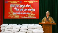 Liên hiệp các Hội UNESCO Việt Nam tặng quà cho nhân dân xã Minh Trí