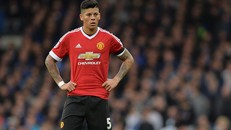 Manchester United cảnh cáo hậu vệ vi phạm cách ly xã hội