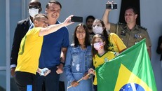 Tổng thống Bolsonaro không ngần ngại chụp ảnh tự sướng cùng người biểu tình. Ảnh: AFP