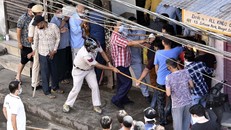 Được phép ra đường, người dân Ấn Độ đổ xô mua rượu bia 