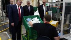 Trump phớt lờ quy định đeo khẩu trang