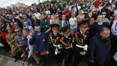 Người Belarus đổ ra đường xem duyệt binh bất chấp dịch bệnh